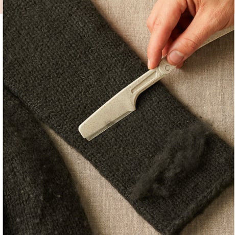 Cocoknits Fuzz off comb 　毛玉とり　カミソリ型