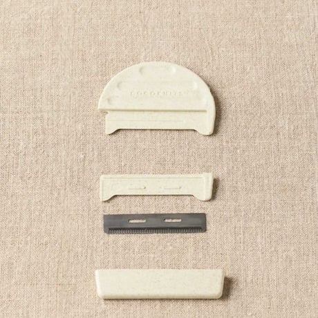 Cocoknits Fuzz off comb 　毛玉とり　半円型