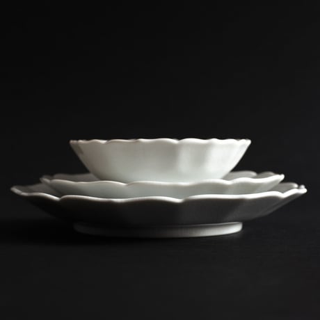 niguramu 菊形皿 / 貫入白磁