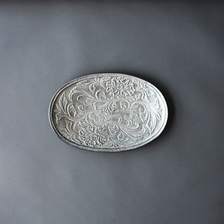 銀塗 花唐草彫楕円皿