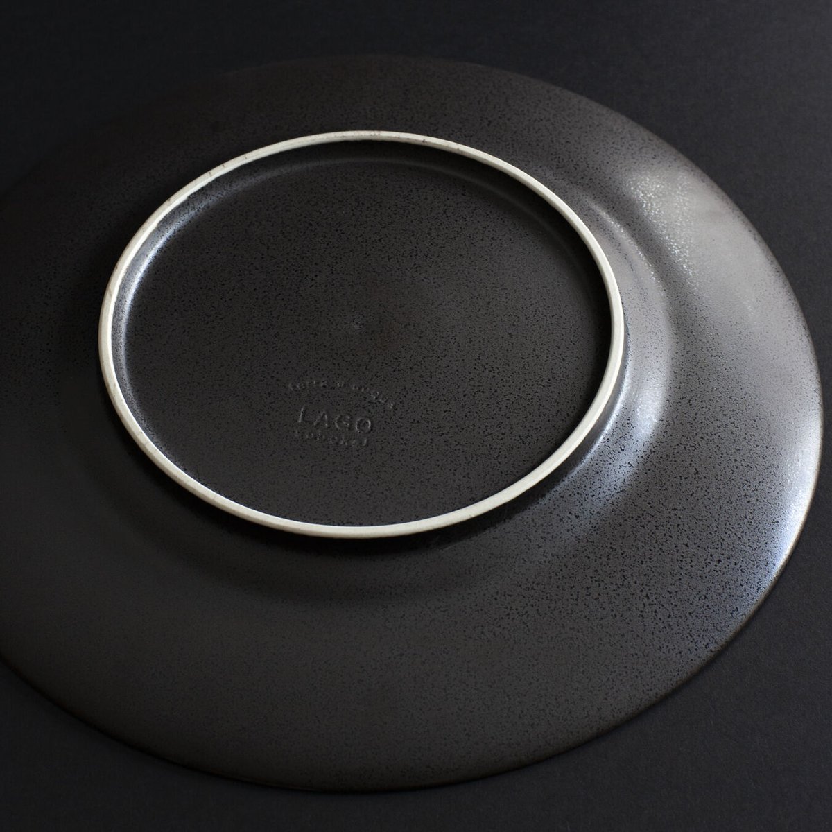 ラーゴ 9寸皿 鉄黒 | 道具屋 nobori