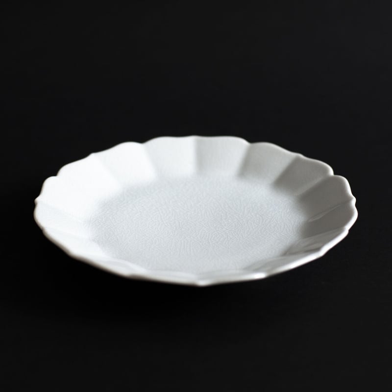 お値下げしました、古九谷　白磁　陽刻　菊　豆皿 KATA KUTANI / 型九谷 | niguramu