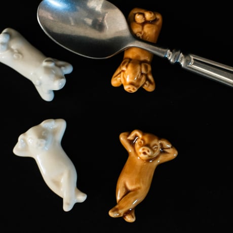 ブーちゃんごろ寝箸置き