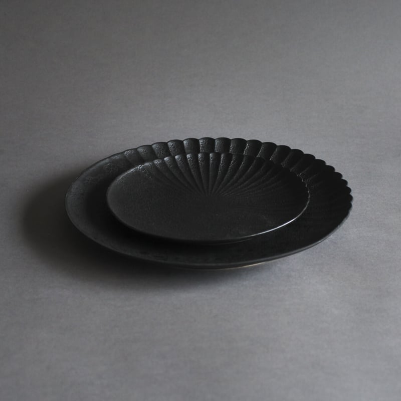 片菊彫 16cm皿　２枚　泡化粧　パレスプレート　黒 料亭　中皿 作家 31a 泡化粧マットブラック 片菊彫 | 道具屋 nobori