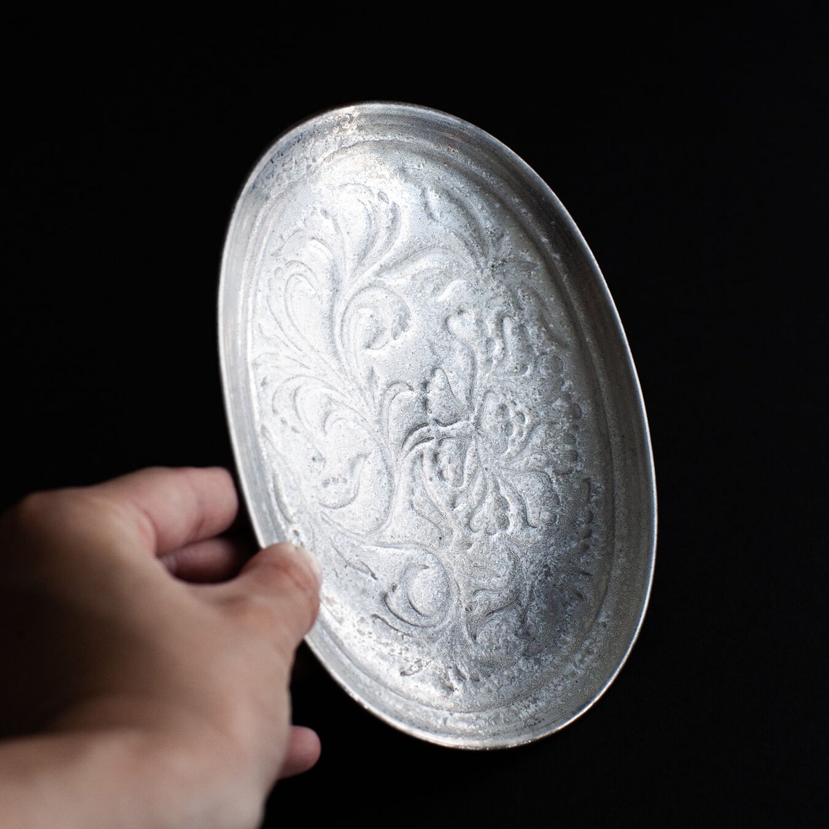 銀塗 花唐草彫楕円皿 | 道具屋 nobori