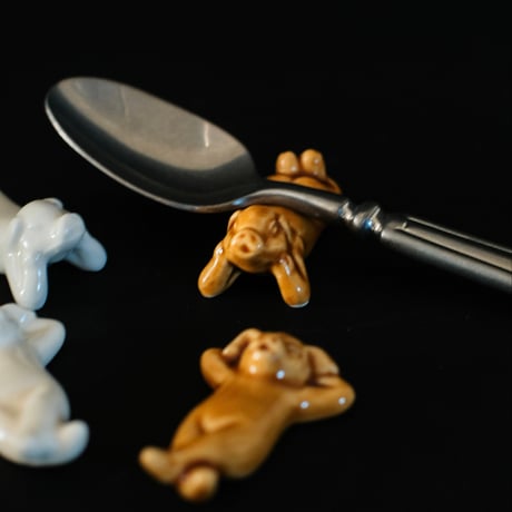 ブーちゃんごろ寝箸置き