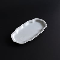 niguramu 油煙形突出皿 / 貫入白磁