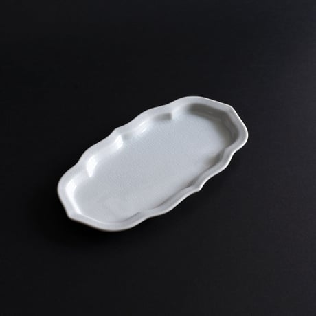 niguramu 油煙形突出皿 / 貫入白磁
