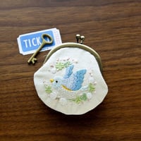 Chicchiさんの動物刺しゅうキット（図案印刷済）　がま口  ＊鳥さんとシロツメクサ＊  PHC-031-3