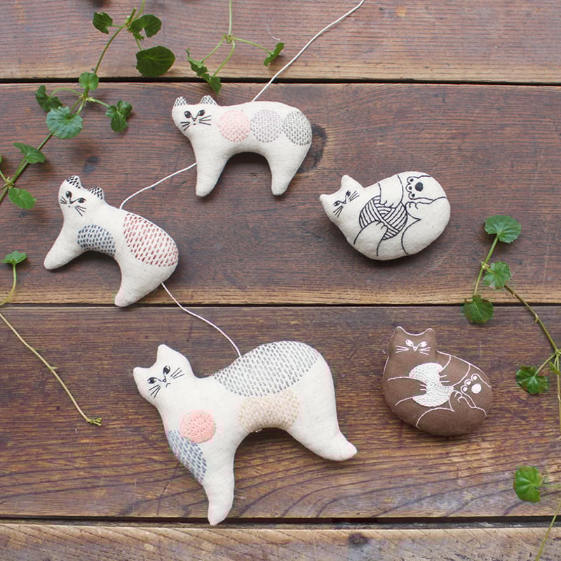 nekogao 刺繍ブローチ（図案印刷済） へそ天 -キナリ- PHC-126-1 | pi