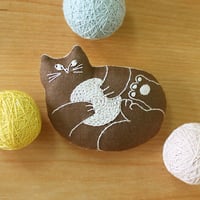 nekogao 刺繍ブローチ（図案印刷済）　 へそ天　-茶-　PHC-126-2