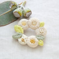 k.omono　fioret  wreah brooch  ブローチ   -white-