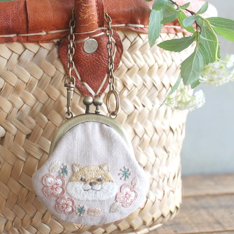 chicchiさんの動物刺繍キット(図案印刷済)    - ぷっくり柴犬さんとヒナゲシのミニがま口チャーム -  PHC-127-1