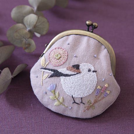 chicchiさんの動物刺繍キット（図案印刷済） -やわらぎの花々とまんまるシマエナガさんのがま口-　PHC-113-1