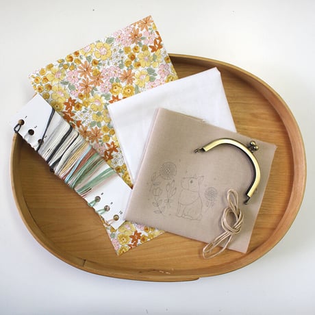 chicchiさんの動物刺繍キット（図案印刷済） -やわらぎの花々とちょこんとうさぎさんのがま口-　PHC-113-2