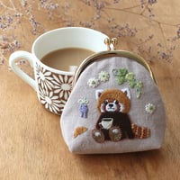 chicchiさんの動物刺繍キット(図案印刷済)　-レッサーパンダさんの のんびりカフェタイム-　＊がま口＊　PHC-121-2