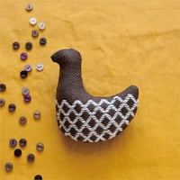 米山知歩さんのこぎん専用布でつくる　鳥のブローチキット　[chocolate]