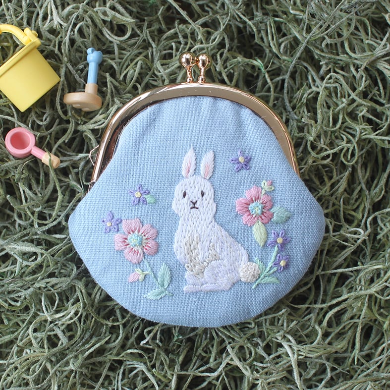 うさぎ図鑑』おすわりロップさん／刺繍ブローチ | うさぎ刺繍