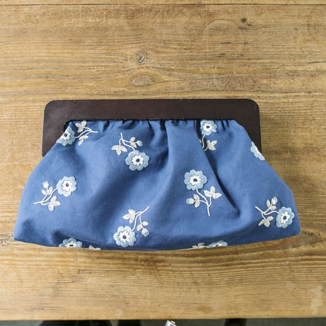 装う刺繍　身につける刺繍　材料セット　青い花のクラッチバッグ