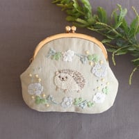 chicchiさんの動物刺繍キット（図案印刷済） -はりねずみさんとオキザリスのがま口-　PHC-131-1