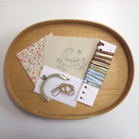 chicchiさんの動物刺繍キット (図案印刷済) -野花と遊ぶりすさん- ＊がま口＊　PHC-120-2