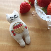 nekogao 刺繍ブローチ（図案印刷済）　 -いちごのバスケット-　　　　　PHC-124-1