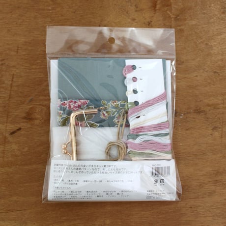 Chicchiさんの動物刺しゅうキット　　白鳥さんとローズのプチがま口