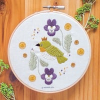 ビオラとメジロの刺繍枠パネル | piece store