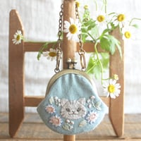 chicchiさんの動物刺繍キット(図案印刷済) - まんまる猫さんとオステオスペルマムのミニがま口チャーム -  PHC-127-2
