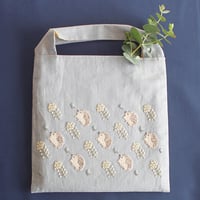 chicchiさんの動物刺繍キット（図案印刷済）  -はりねずみさんとナノハナのバッグ-　PHC-131-2