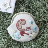 chicchiさんの動物刺繍キット (図案印刷済) -野花と遊ぶりすさん- ＊がま口＊　PHC-120-2