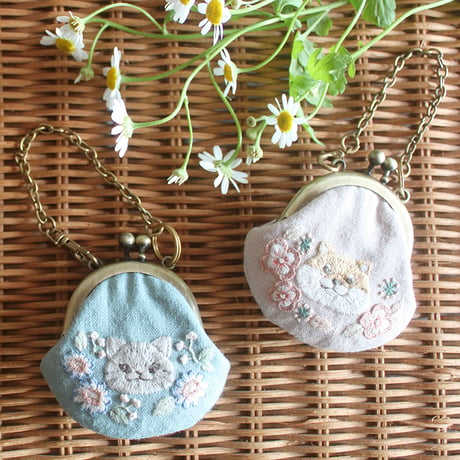 chicchiさんの動物刺繍キット(図案印刷済) - まんまる猫さんとオステオスペルマムのミニがま口チャーム -  PHC-127-2