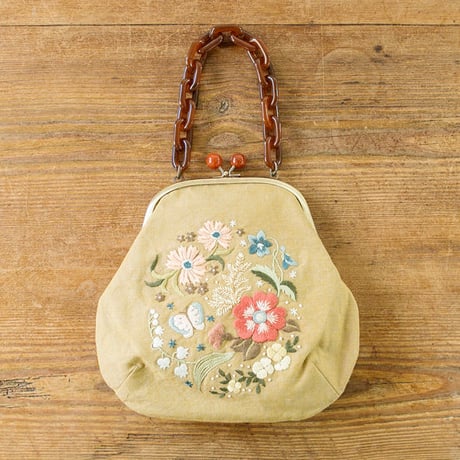 装う刺繍　身につける刺繍　材料セット　蝶と花々のがま口バッグ