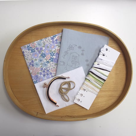 chicchiさんの動物刺繍キット(図案印刷済)　-しろくまさんの のんびりカフェタイム-　＊がま口＊　PHC-121-1