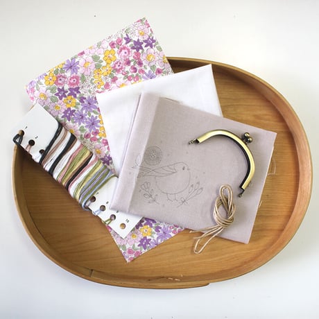 chicchiさんの動物刺繍キット（図案印刷済） -やわらぎの花々とまんまるシマエナガさんのがま口-　PHC-113-1
