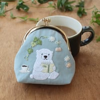 chicchiさんの動物刺繍キット(図案印刷済)　-しろくまさんの のんびりカフェタイム-　＊がま口＊　PHC-121-1