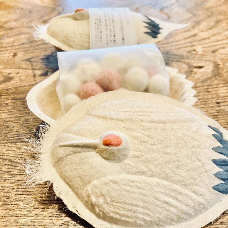 カポディモンテ焼きのボンボニエール（菓子入れ）と思います。 ボンボニエールの焼き菓子│イイダー自転車日和ー