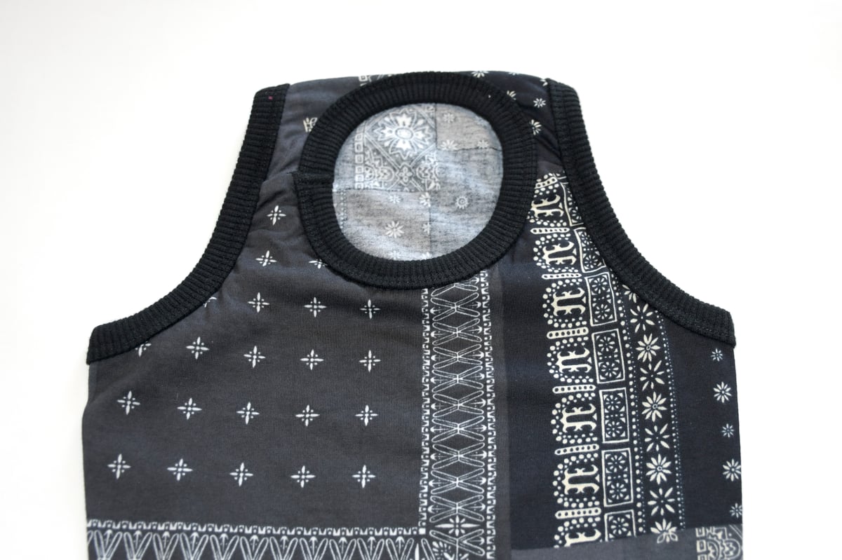 バンダナ柄タンクトップ（ブラック） | Bowders Border | バウダーズ