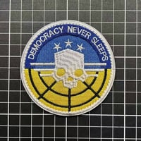 【DEMOCRACY NEVER SLEEPS】　ベルクロワッペン マジックテープ　パッチ