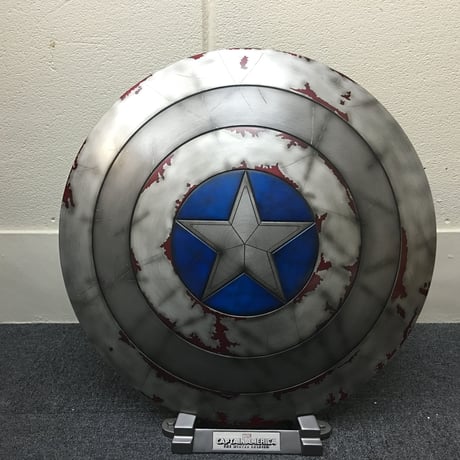 【kingarts正規品】中古品(店頭展示のみ)キャプテン・アメリカ／ウィンター・ソルジャー　シールド 盾　レプリカ　バトルダメージ版　（台座タイプ）