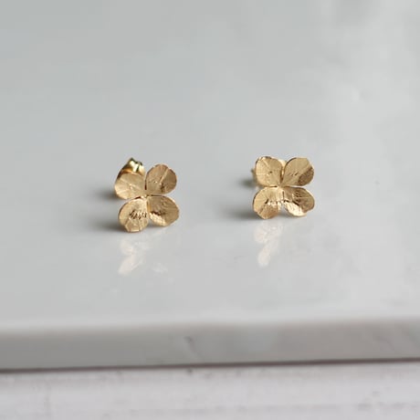 クローバーのスタッドピアス