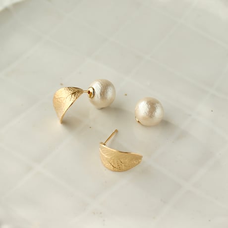 葉っぱとコットンパールのピアス 10mm