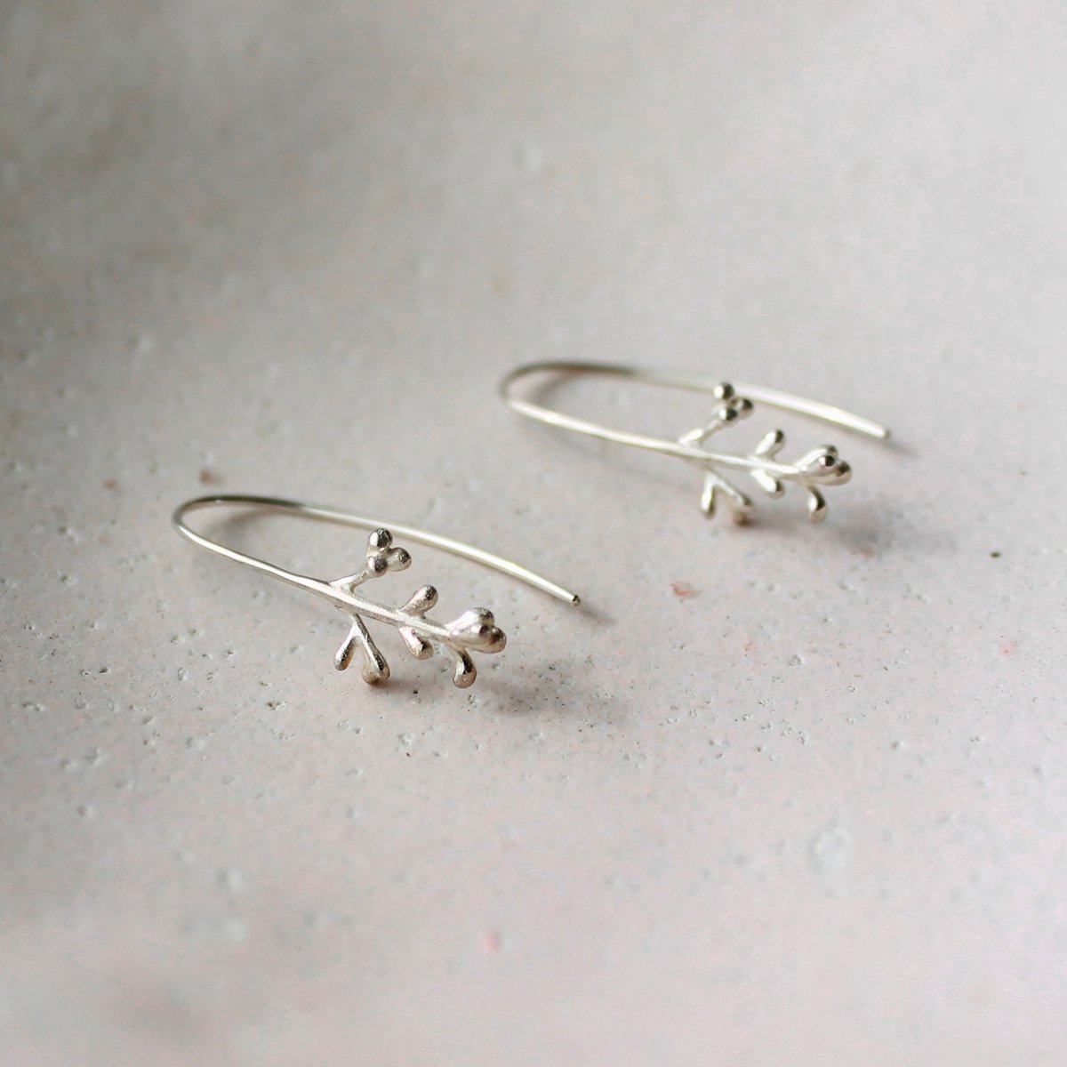 オリーブのつぼみのピアス / Olive buds earrings | atelier mozu