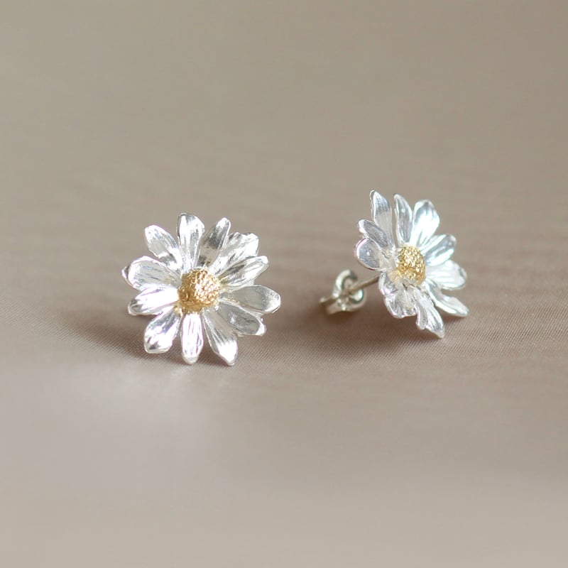 デイジーのピアス or イヤリング / Daisy Pierced or Clip-On Ea