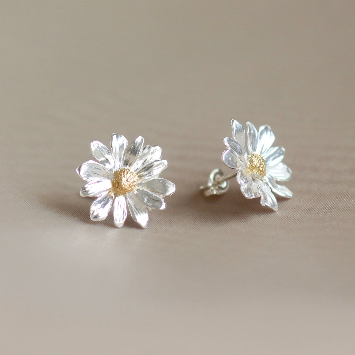 デイジーのピアス or イヤリング / Daisy Pierced or Clip-On Ea