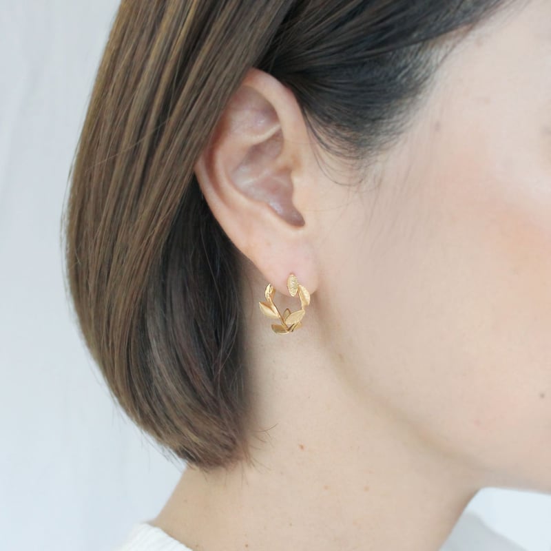 小さなリーフのフープピアス | atelier mozu