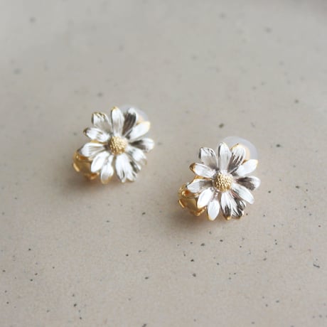 デイジーのピアス or イヤリング / Daisy Pierced or Clip-On Earrings