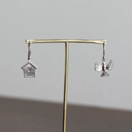 鳥と巣箱のピアス