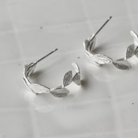 小さなリーフのフープピアス