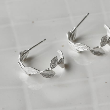 小さなリーフのフープピアス